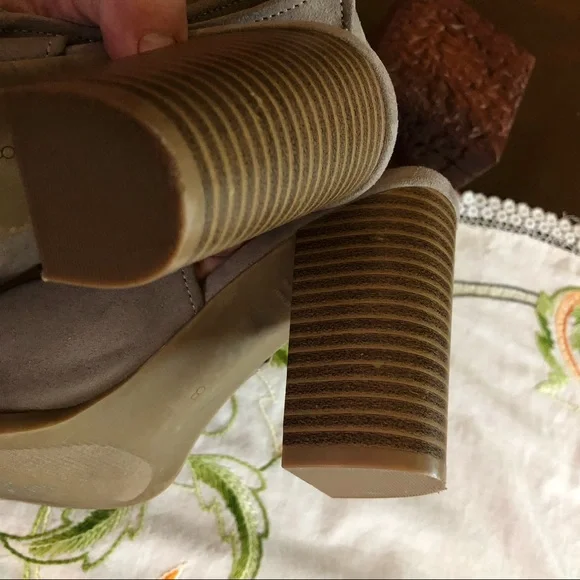 Gap Peep-Toe Braided Stacked Heel Sandal. Taupe Suede Snap-back Closure. Size 8 - Picture 7 of 10